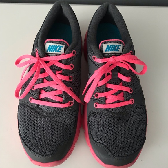 Nike Shoes - NIKE Tennis Shoes - Size 7.5